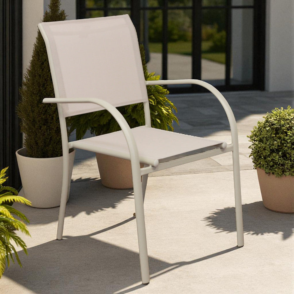 Poltrona Stamford posizionata elegantemente accanto a piante in vasi di terracotta su una terrazza esterna contemporanea.