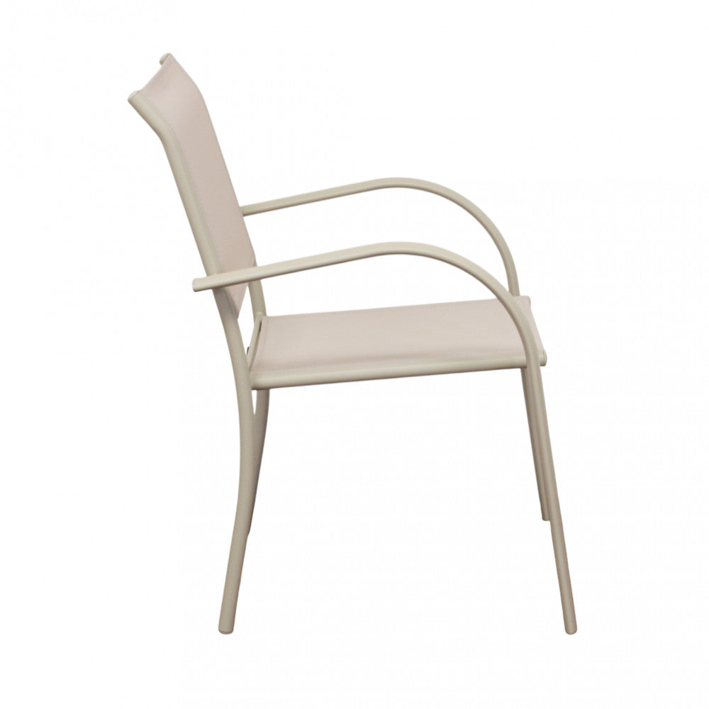 Profilo laterale della poltrona Stamford, che rivela la curvatura ergonomica dello schienale e della struttura.