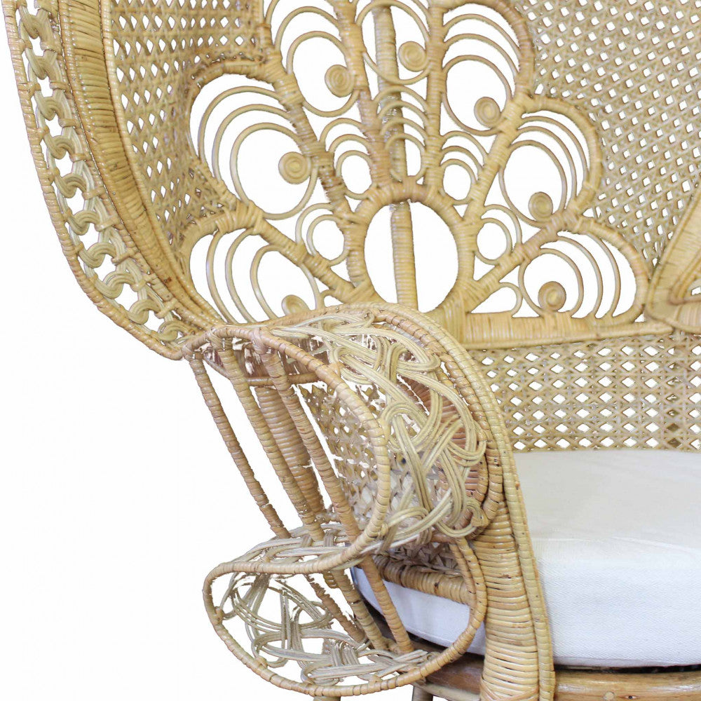 Poltrona Sunrise modello esotico con schienale a ventaglio in fibra naturale e cuscini beige.