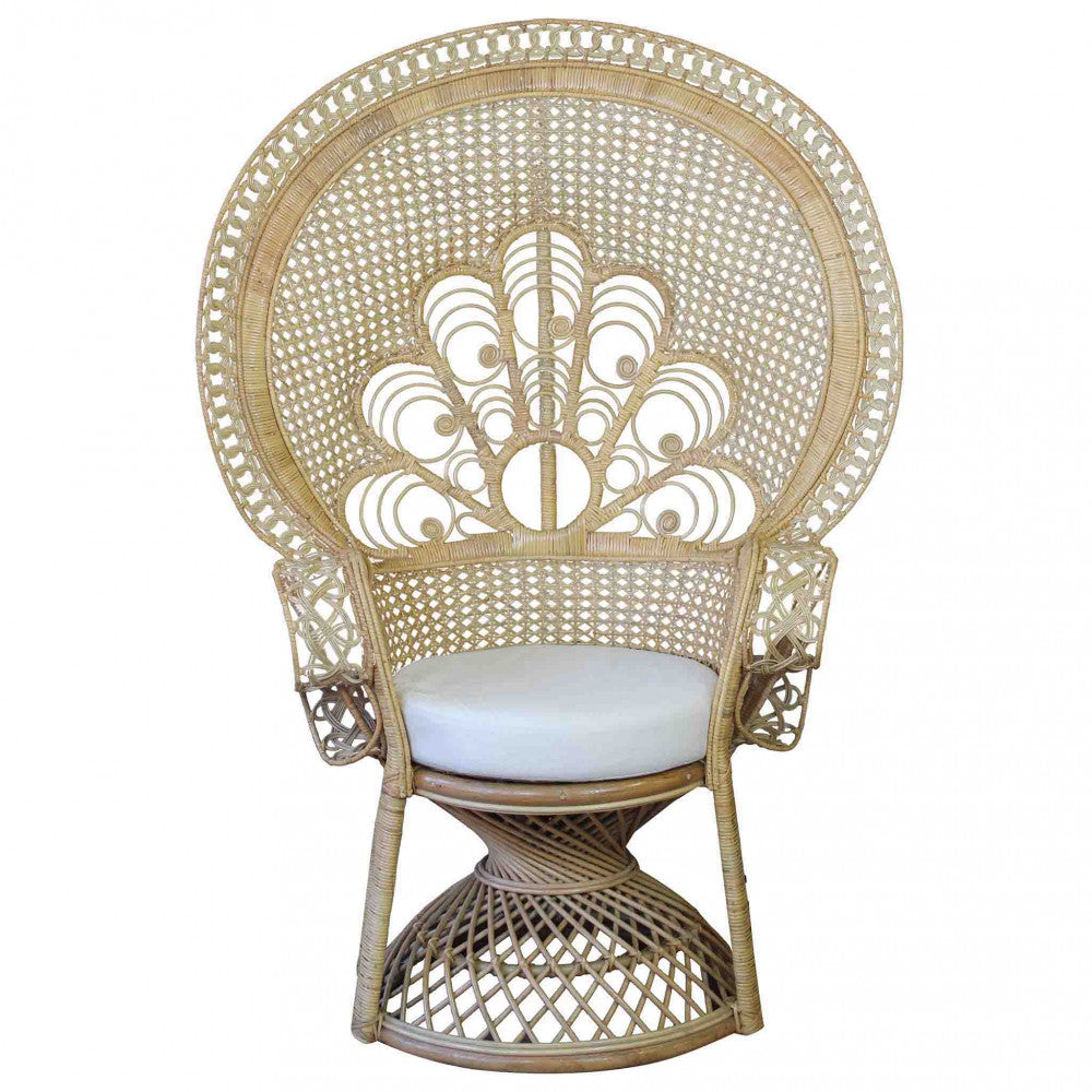 Poltrona Sunrise modello esotico con schienale a ventaglio in fibra naturale e cuscini beige