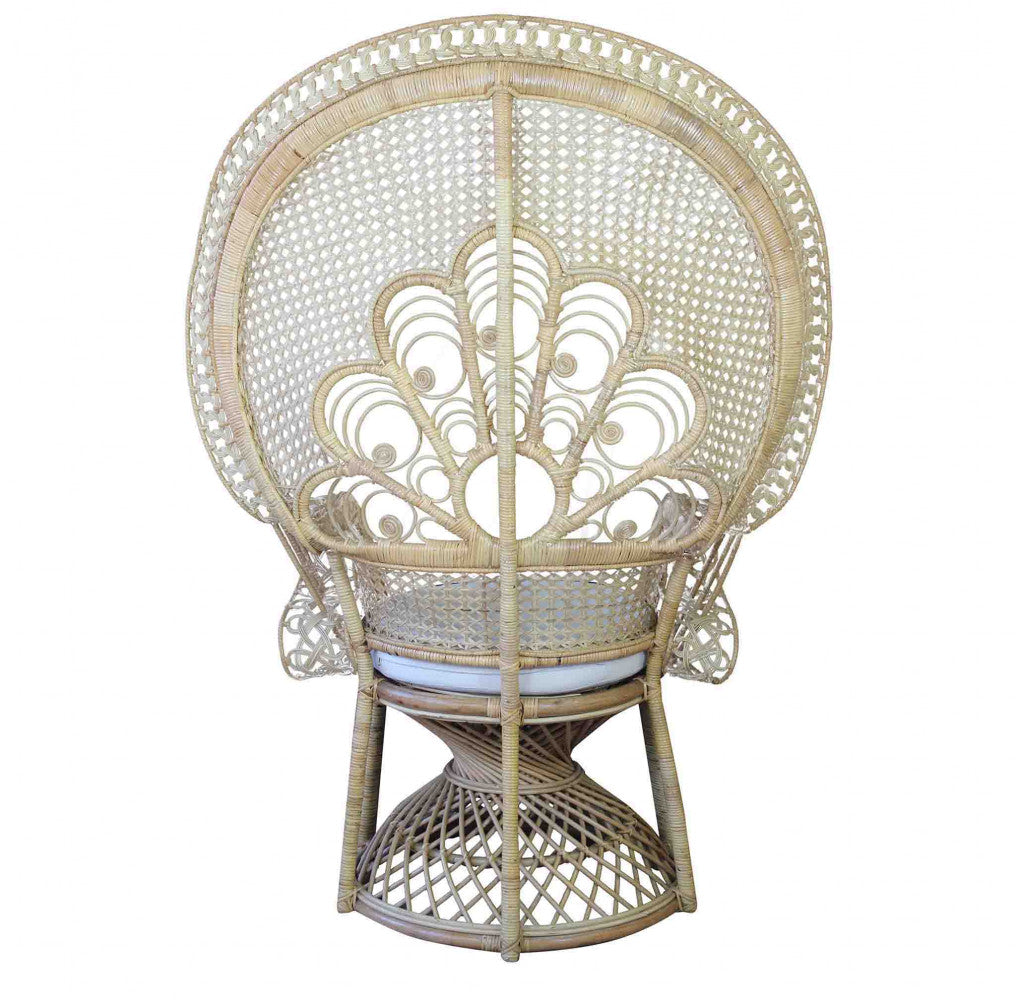 Dettaglio della trama in fibra naturale e dello schienale a ventaglio della poltrona Sunrise.
