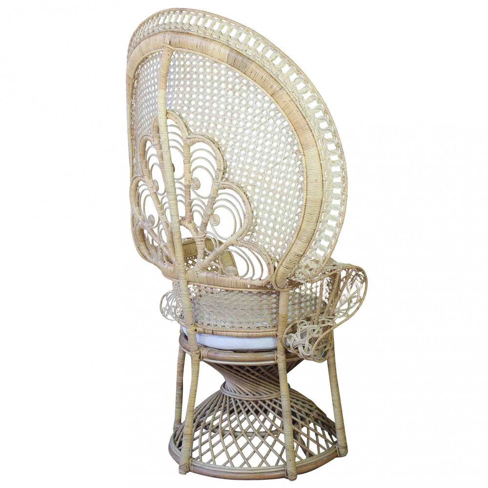 Poltrona Sunrise modello esotico con schienale a ventaglio in fibra naturale e cuscini beige.