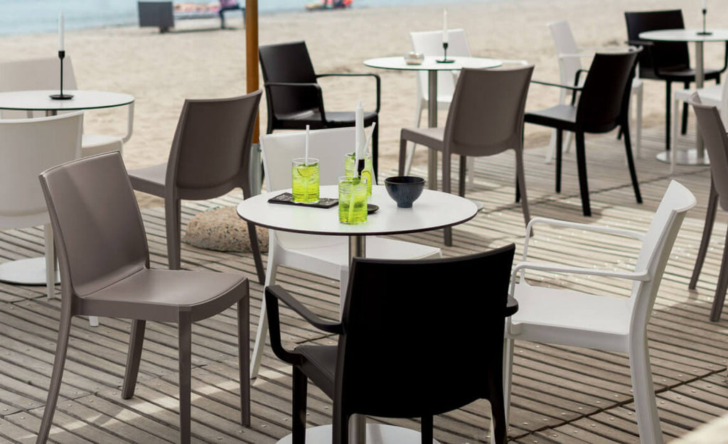 Poltrona Victoria antracite in un ambiente esterno moderno e accogliente.