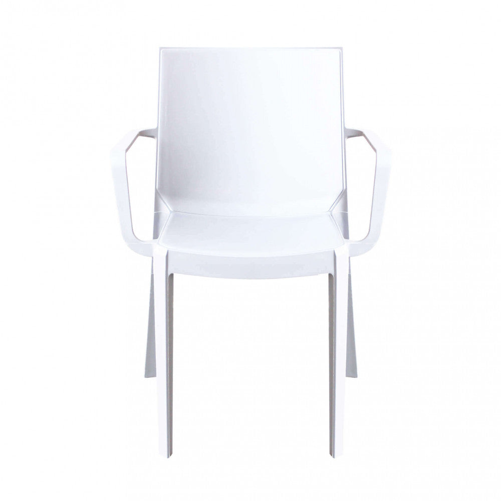 Vista frontale diretta della poltrona Victoria in polipropilene bianco, mostrando l'ampia seduta ergonomica e il design pulito.