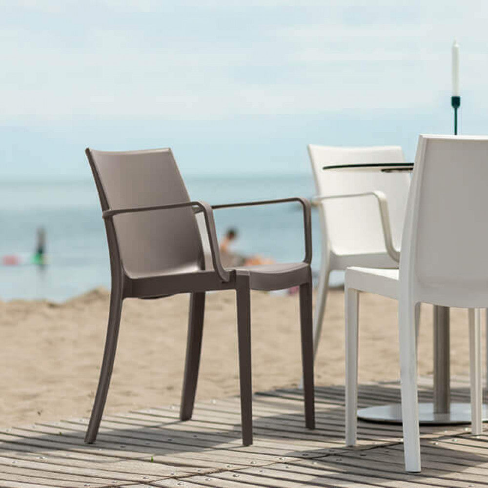 Poltrona Victoria color taupe in polipropilene, leggera e resistente.