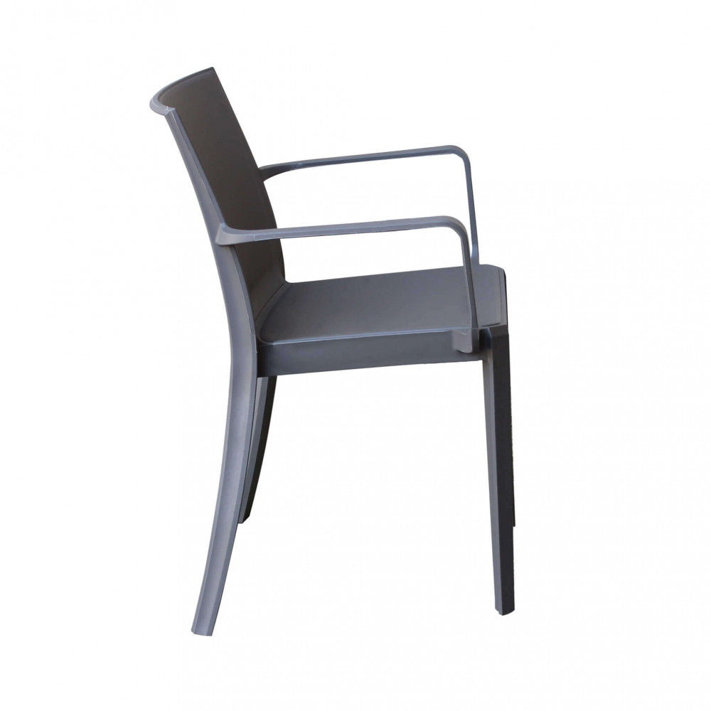 Poltrona Victoria color taupe in polipropilene, leggera e resistente.