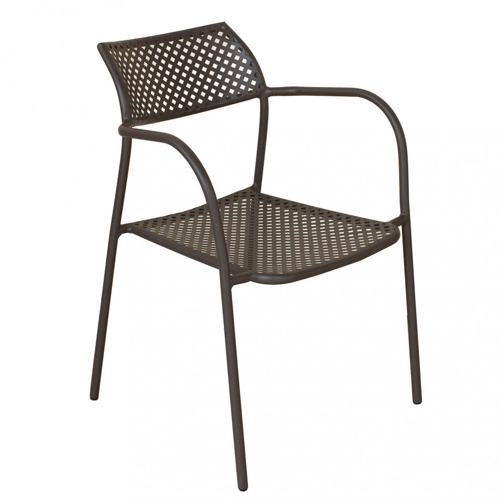 Vista frontale angolata della poltrona Windsor in acciaio taupe su sfondo bianco, evidenziando la curvatura ergonomica dei braccioli e la struttura impilabile.