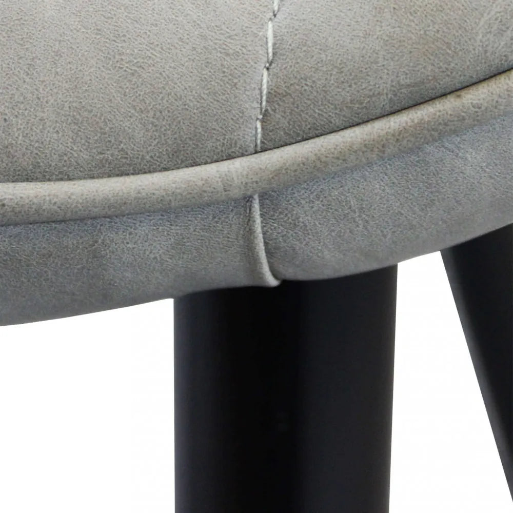 Poltrona Winona in ecopelle color tortora, sedia moderna per salotto o ufficio, particolare cuciture della seduta