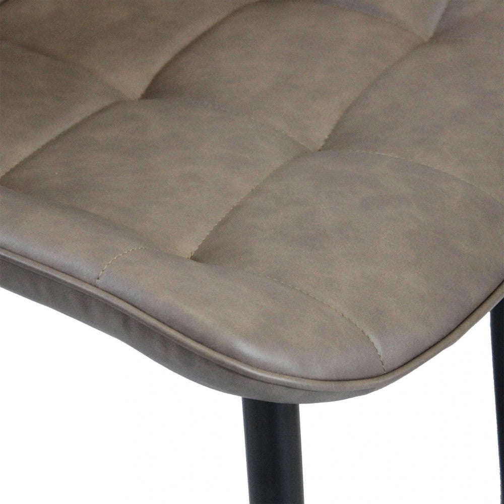 Dettaglio ravvicinato delle cuciture sartoriali a riquadri e della texture premium in ecopelle marrone.