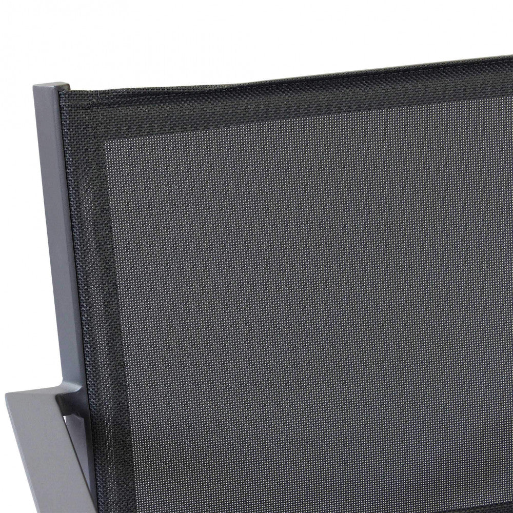 Poltrona Zante impilabile color antracite, con struttura in alluminio e seduta in textilene.