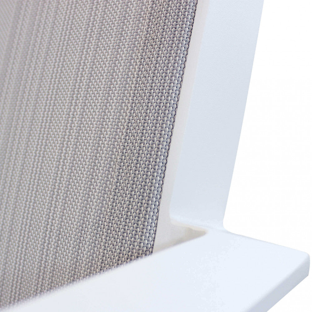 Dettaglio ravvicinato della trama in textilene grigio e della finitura liscia del telaio in alluminio bianco della poltrona.