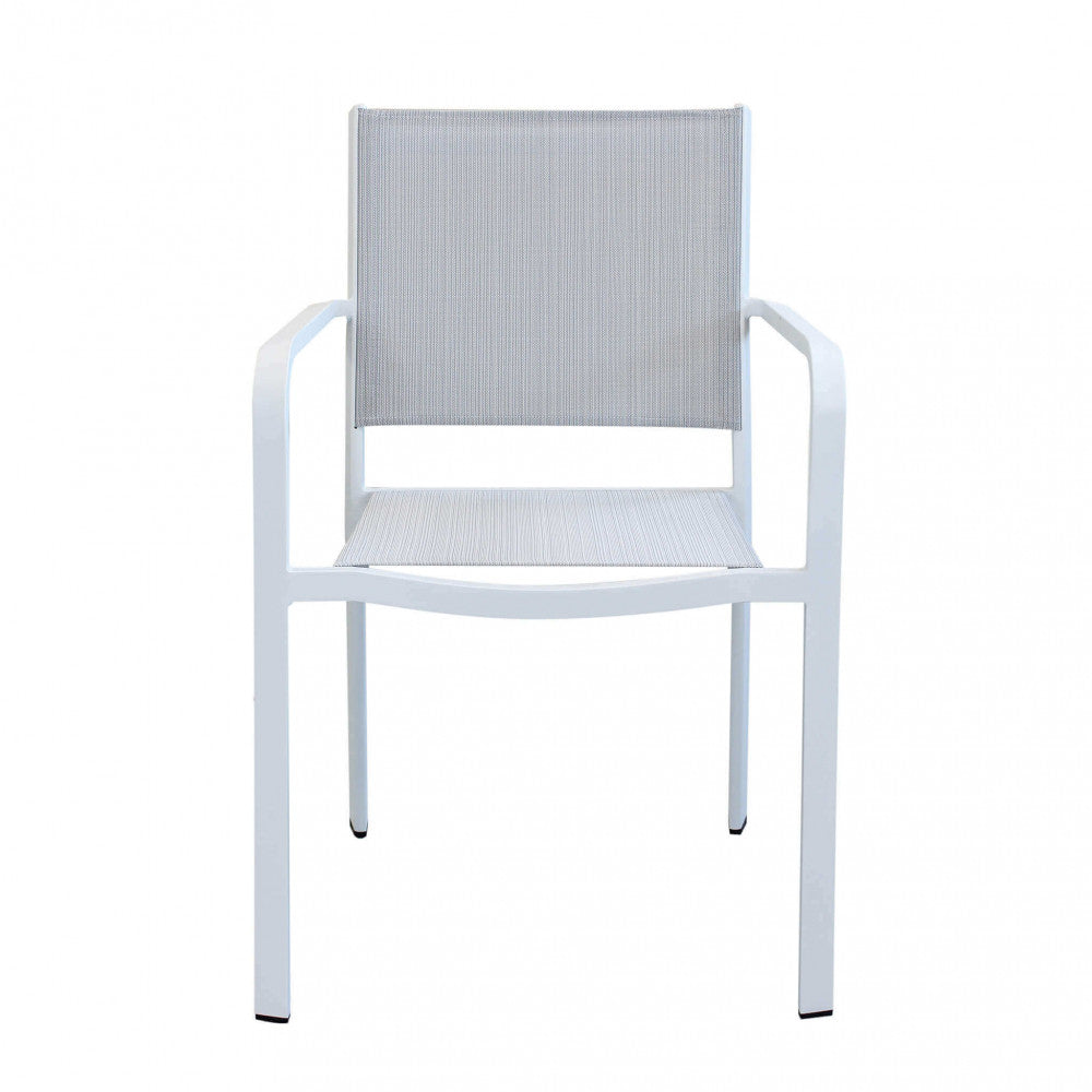 Vista frontale della poltrona Zante con braccioli, che mostra la geometria pulita e il design minimalista.