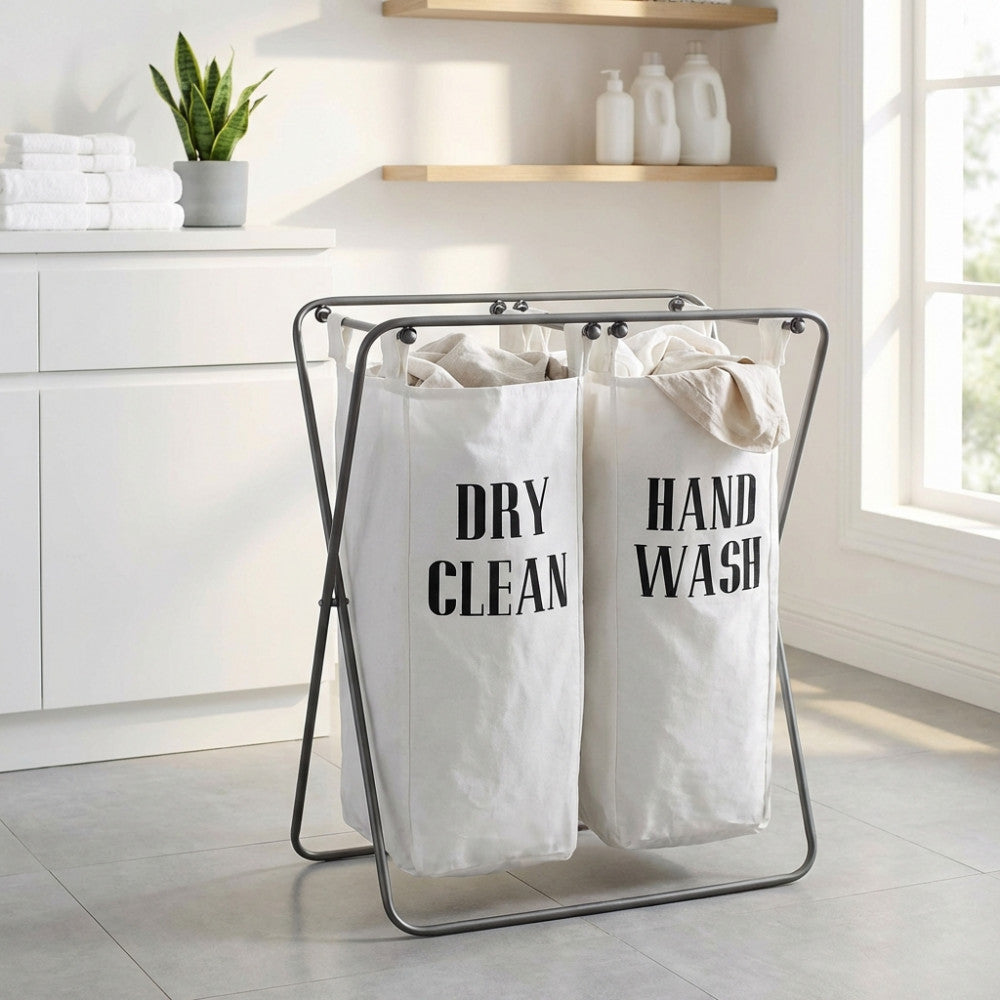 Vista angolare del porta biancheria Gérald riempito con tessuti, posizionato in un bagno dal design minimalista e contemporaneo.