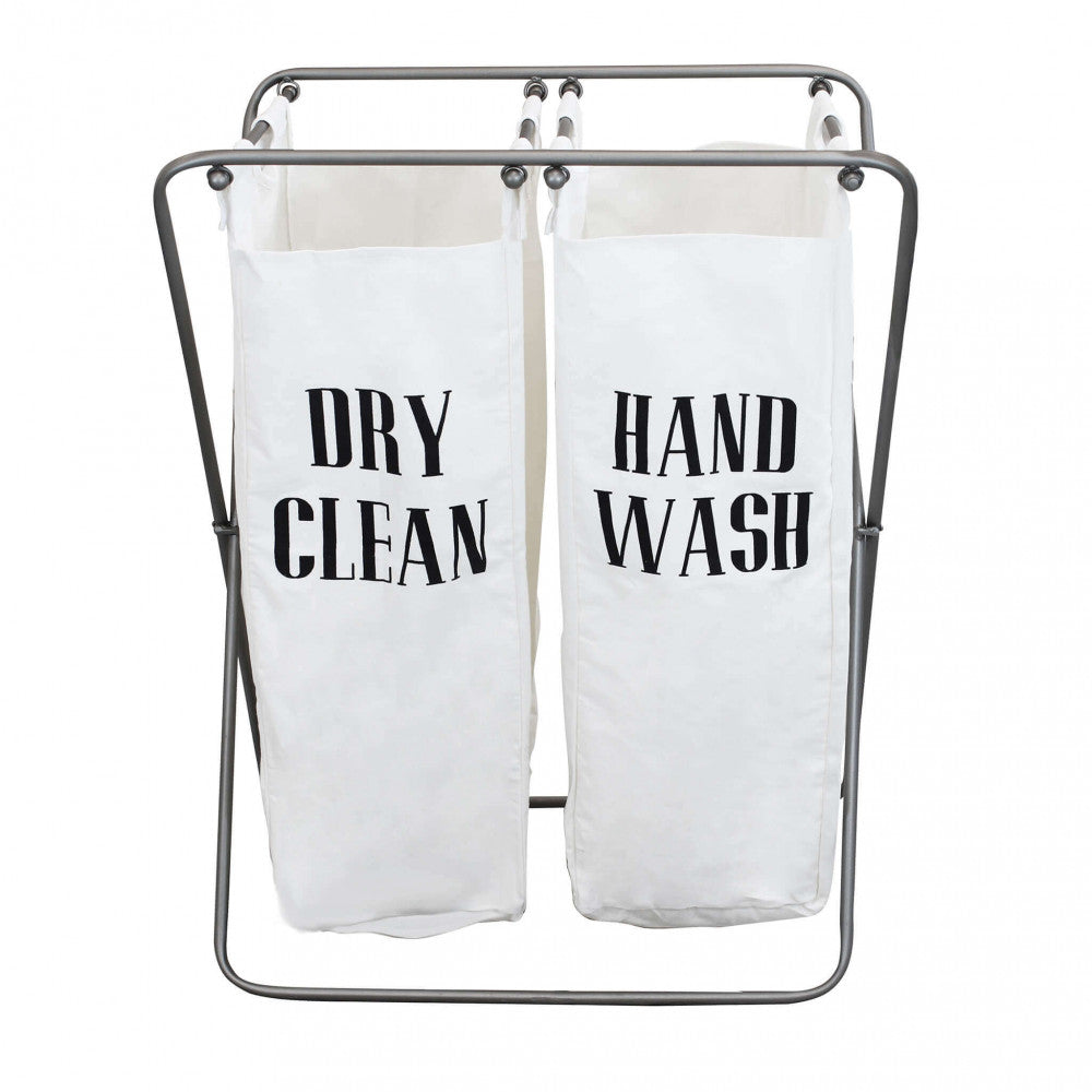 Vista frontale del porta biancheria Gérald isolato su sfondo bianco, che evidenzia le scritte Dry Clean e Hand Wash.