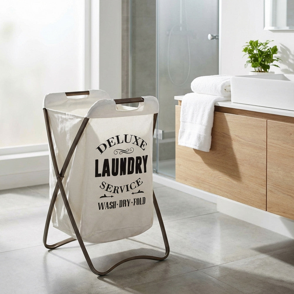 Portabiancheria dal design industrial posizionato in un elegante bagno contemporaneo con dettagli in legno naturale.
