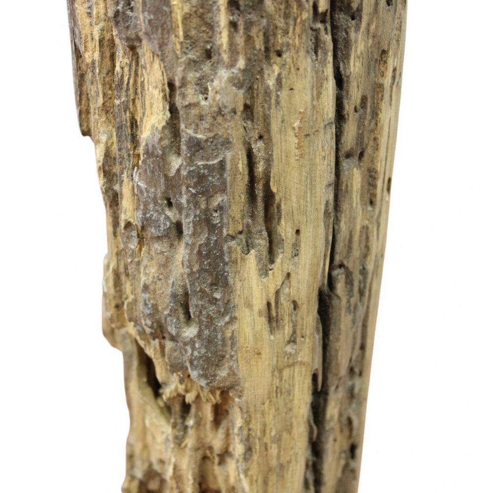 Primo piano della texture materica e delle venature naturali del legno riciclato marrone.
