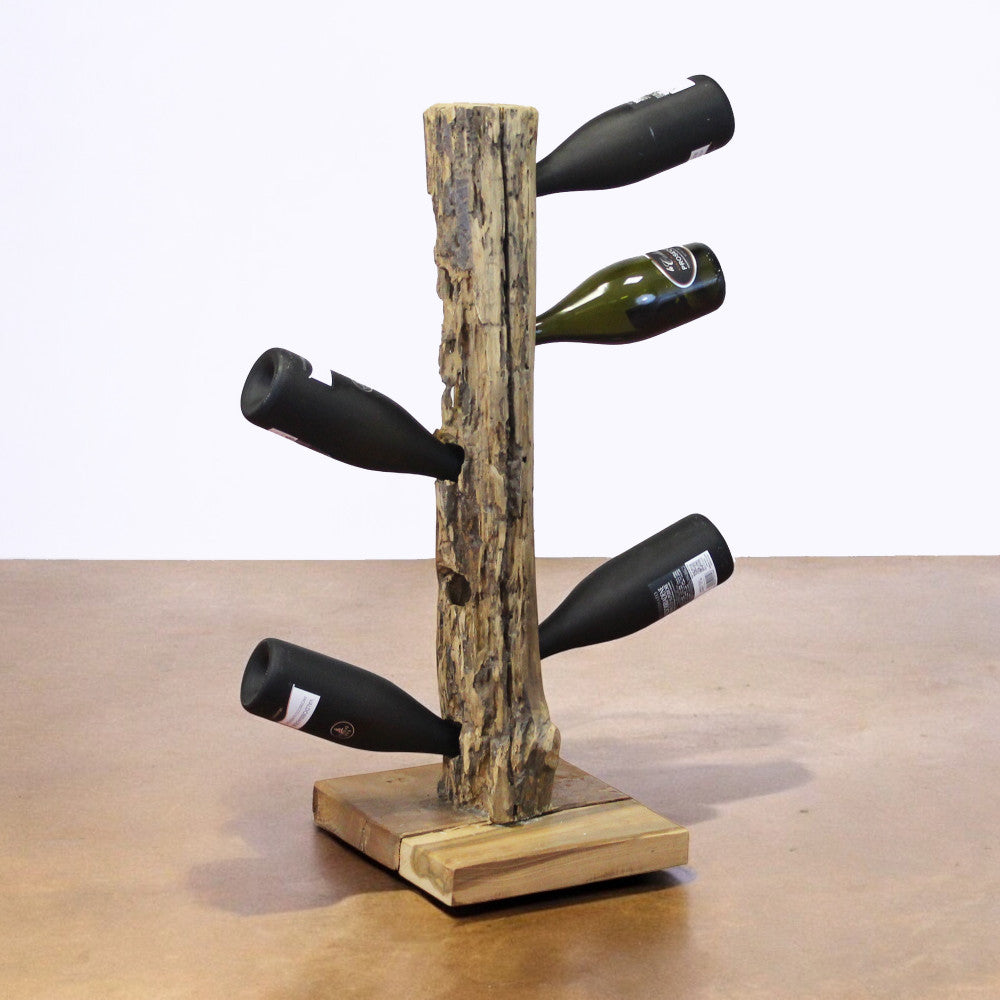 Portabottiglie Amber esposto su un pavimento neutro con cinque bottiglie di vino scuro inserite nei fori.