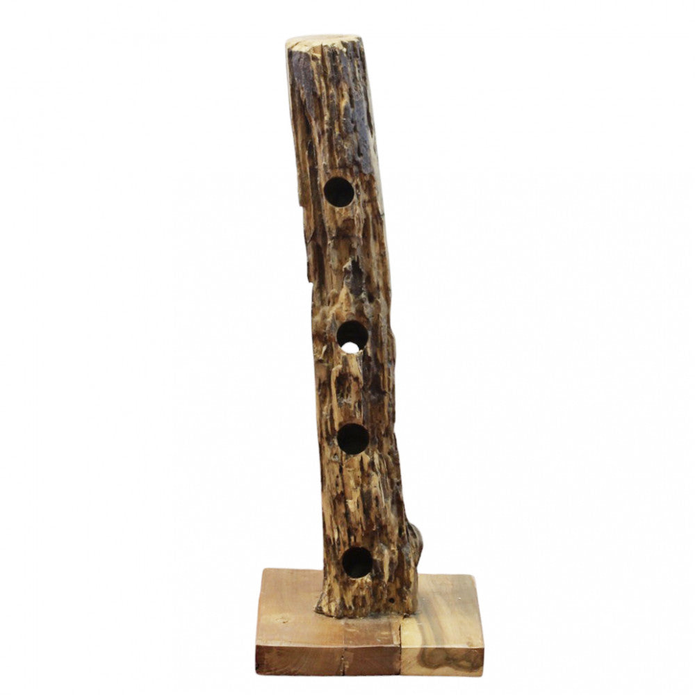 Angolazione di tre quarti del portabottiglie in legno grezzo, mostrando la profondità dei fori di alloggiamento.