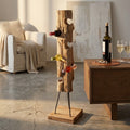 Porta bottiglie Ashlee in legno naturale e ferro, esposto in un salotto luminoso con calici e bottiglie di vino.
