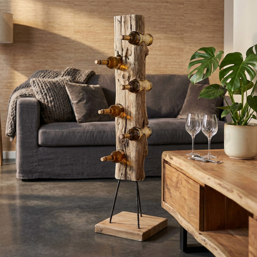 Dettaglio del porta bottiglie Ashlee inserito in un ambiente living moderno, con bottiglie di vino adagiate nelle scanalature in legno.