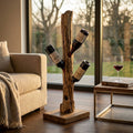 Porta bottiglie Beatrix in legno naturale marrone chiaro inserito in un elegante soggiorno moderno con vista sul giardino.