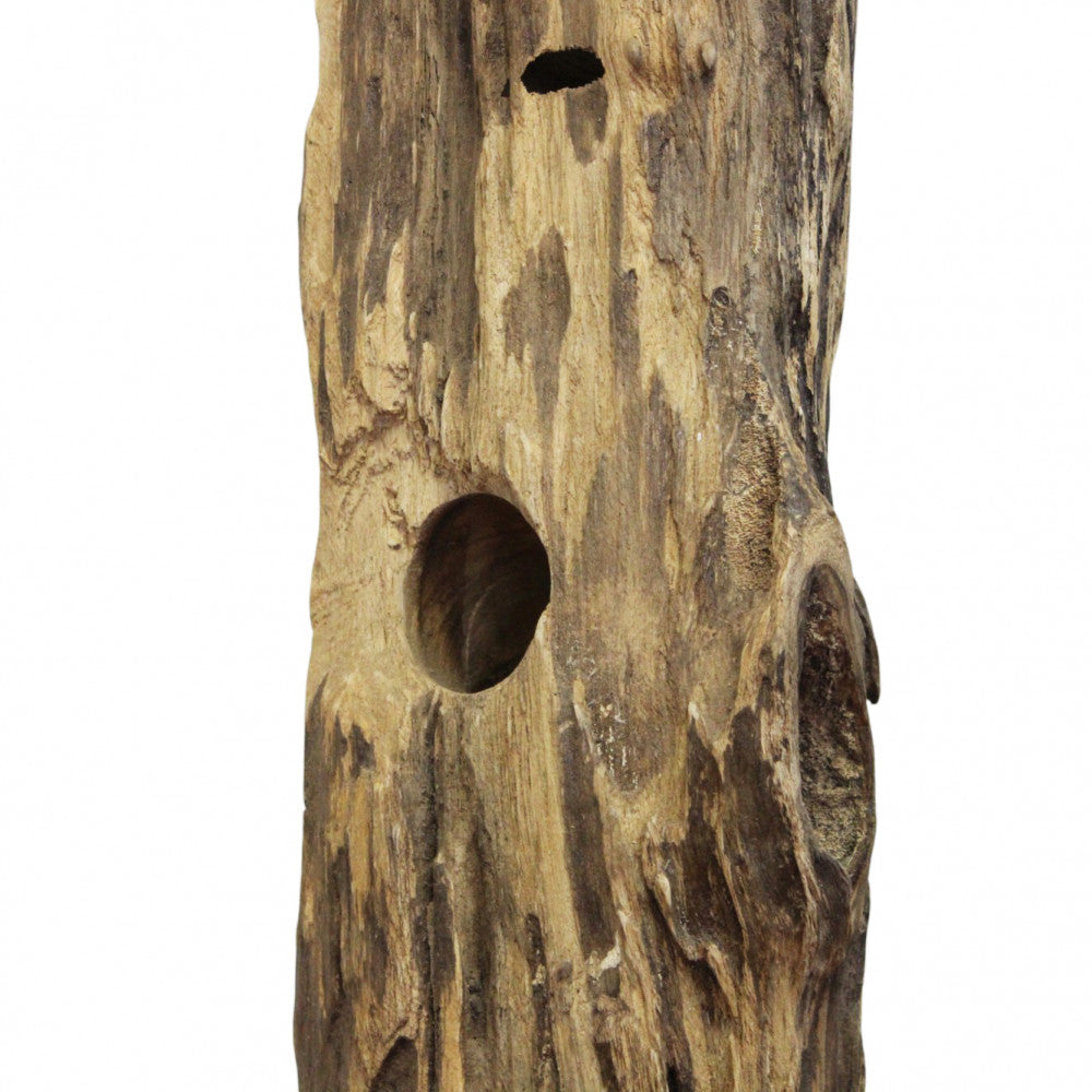 Primo piano ravvicinato delle venature grezze e dei fori scavati nel tronco di legno del porta bottiglie Beatrix.