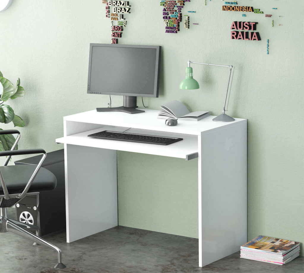 Postazione di lavoro completa con scrivania Perry bianca, monitor, lampada verde e sedia ergonomica.