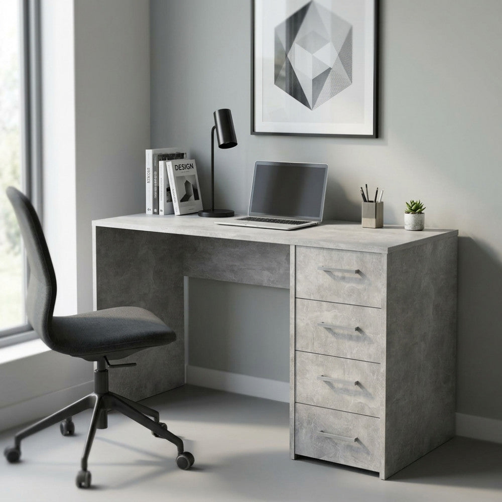 Scrivania Topaz in bilaminato effetto cemento ambientata in un home office moderno con sedia grigia e lampada nera.