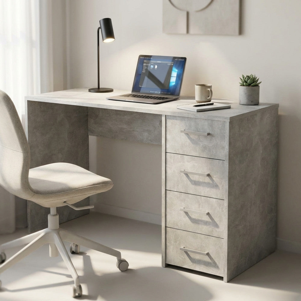 Postazione lavoro luminosa con scrivania Topaz grigio cemento, sedia beige e dettagli architettonici minimalisti.
