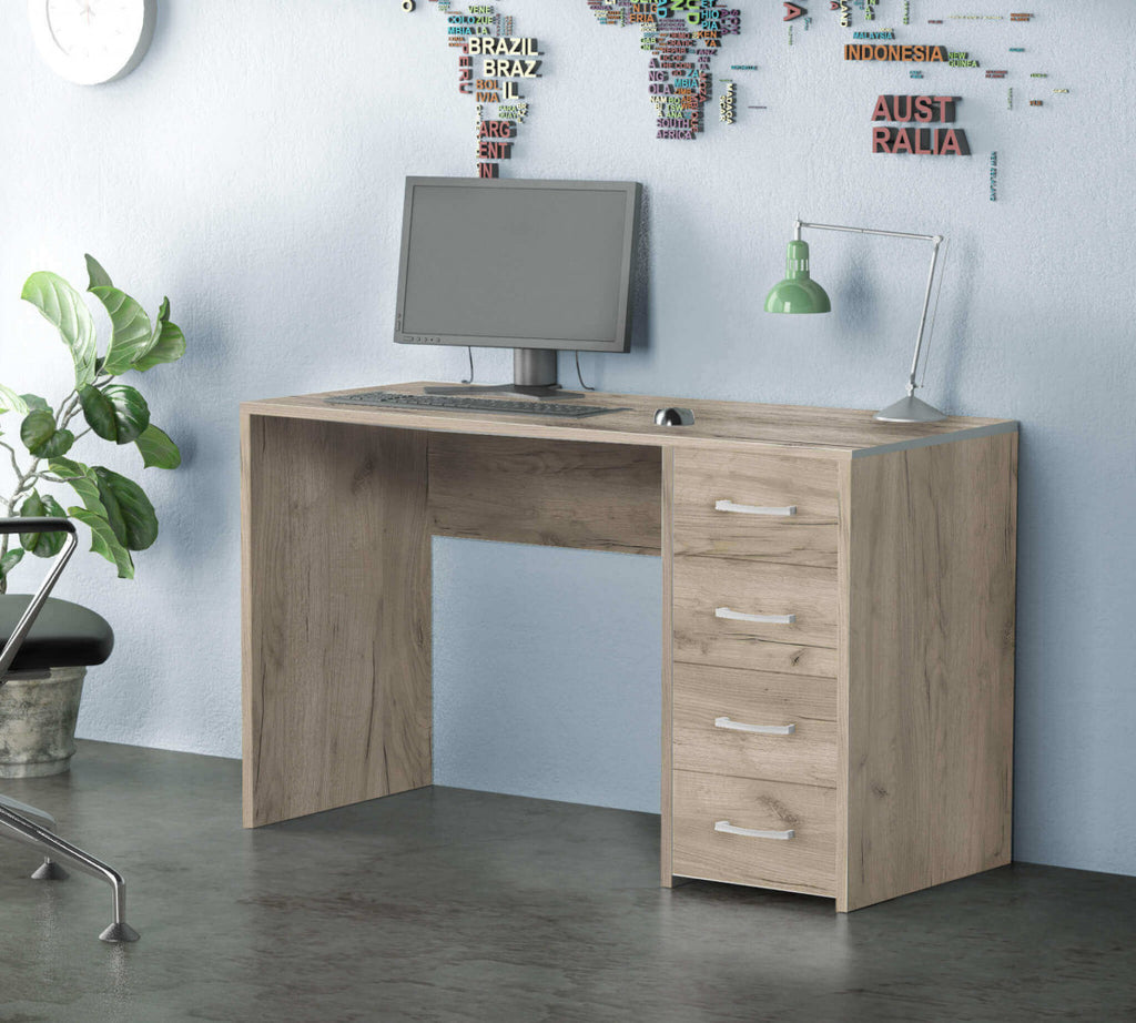 Scrivania rovere grigio inserita in un contesto moderno con parete azzurra e mappa del mondo decorativa.