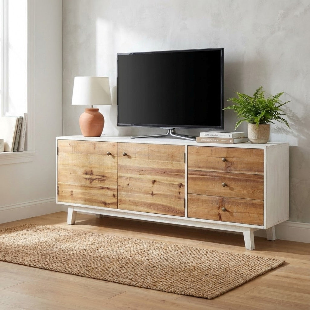Porta TV in legno inserito in un contesto d'arredo con lampada in terracotta e pianta decorativa.