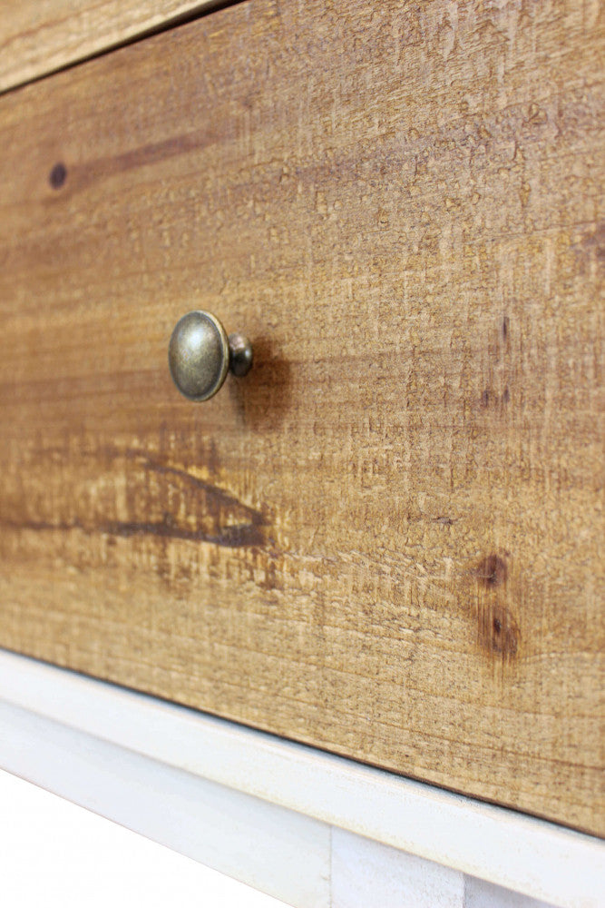 Primo piano della texture del legno e delle venature sul frontale del cassetto del porta TV.