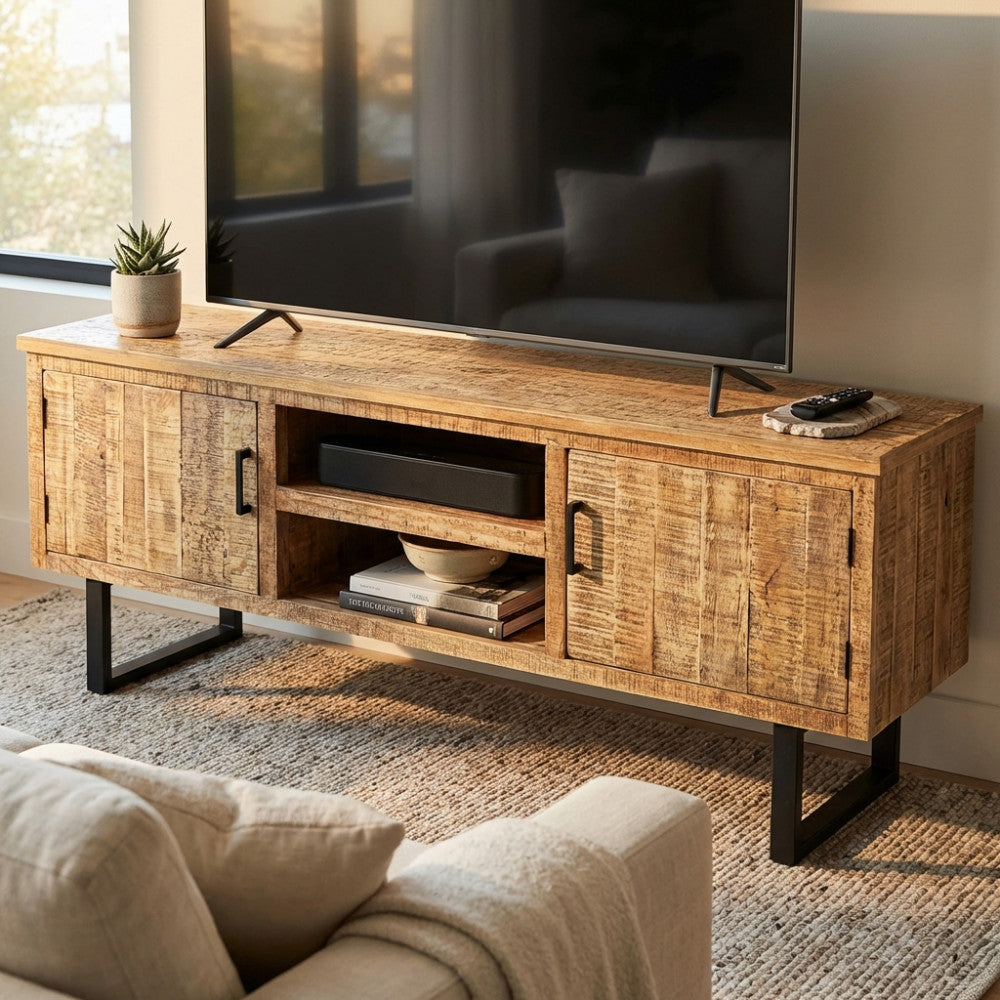 Porta TV BEVIS in legno e metallo ambientato in un luminoso soggiorno moderno con tappeto in juta.