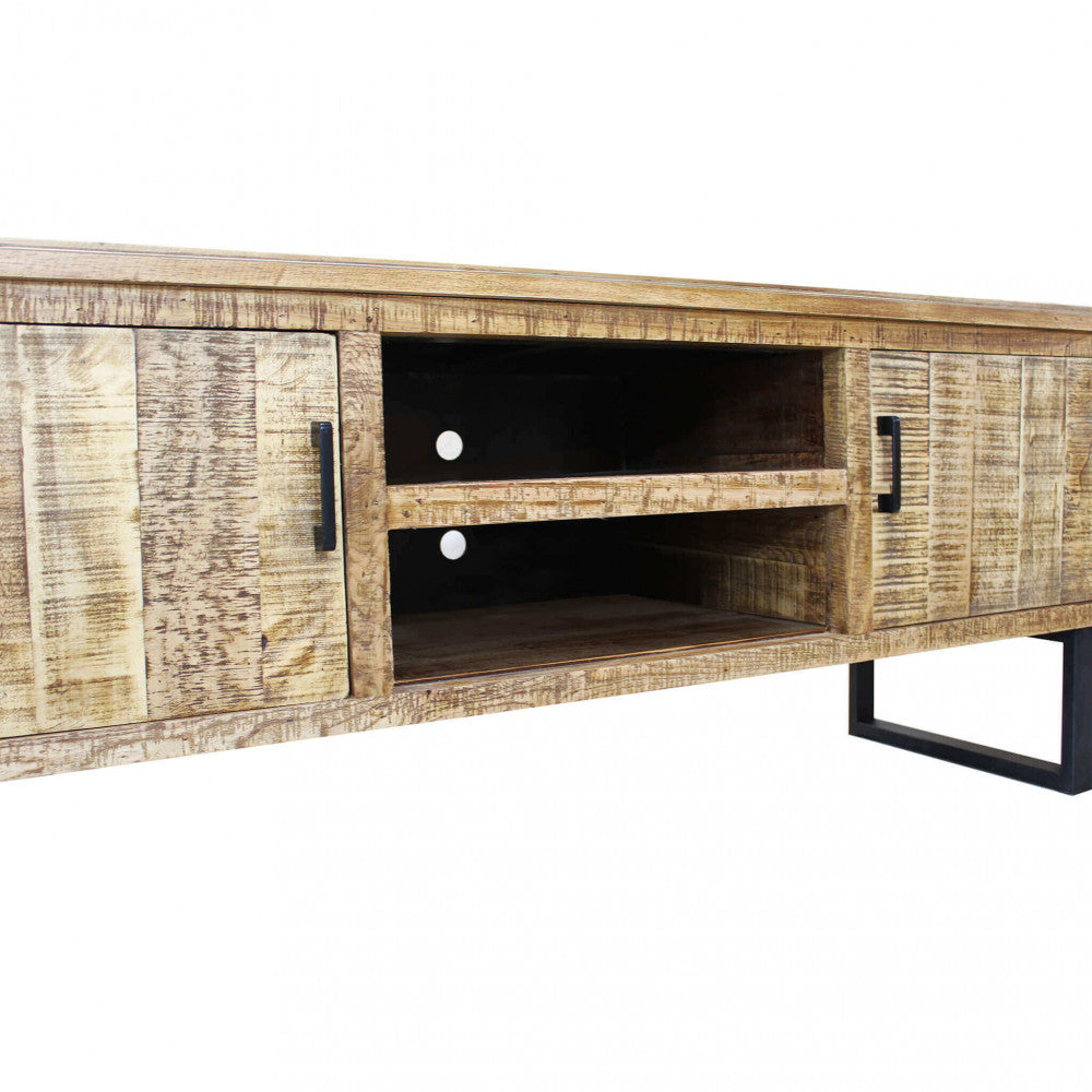 Dettaglio ravvicinato dei vani aperti e delle ante in legno del Porta TV BEVIS con maniglie in metallo nero.