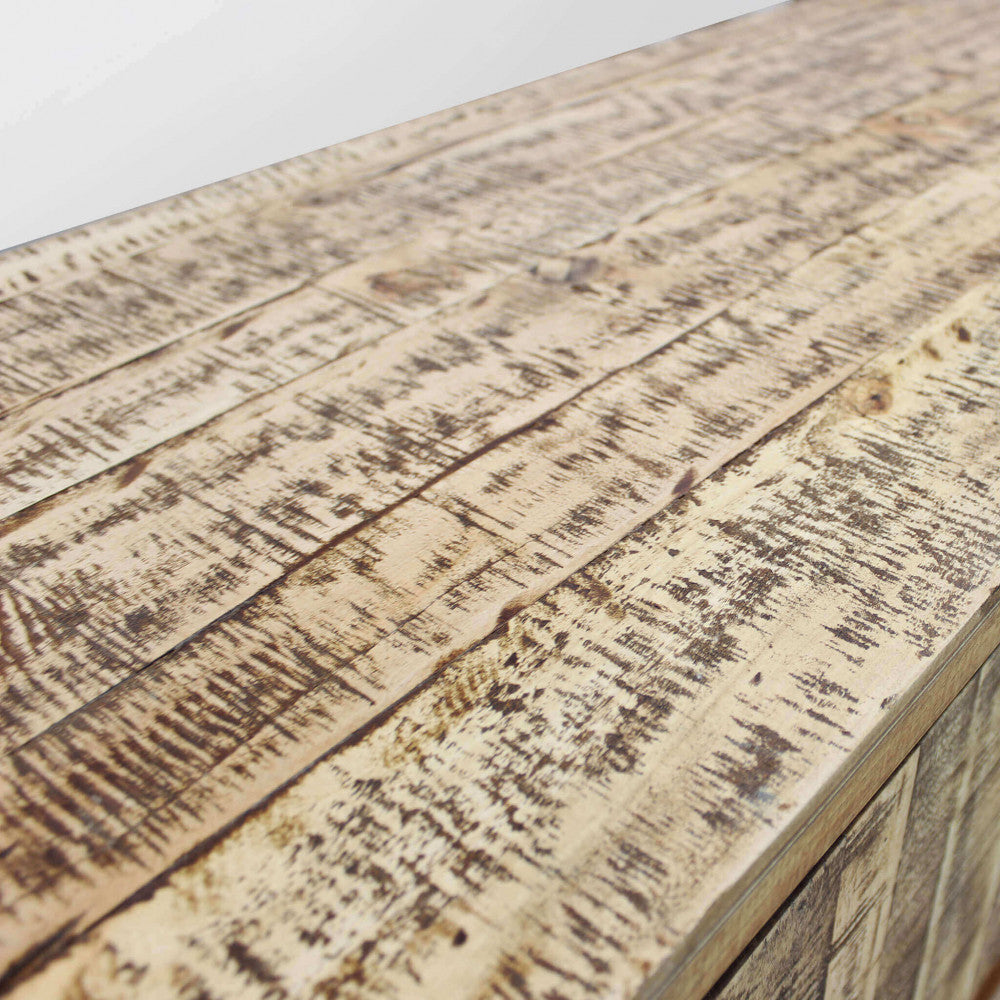 Primo piano della superficie superiore in legno del Porta TV BEVIS, evidenziando la texture ruvida e materica.
