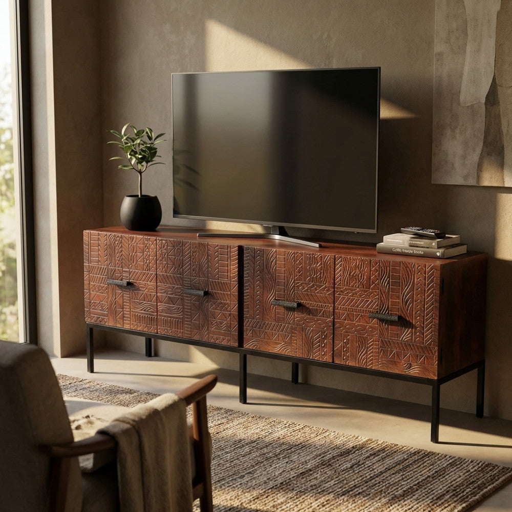 Vista angolare del porta TV Dominick con finitura wengé, illuminato dalla luce naturale che esalta i dettagli scolpiti sulle quattro ante.