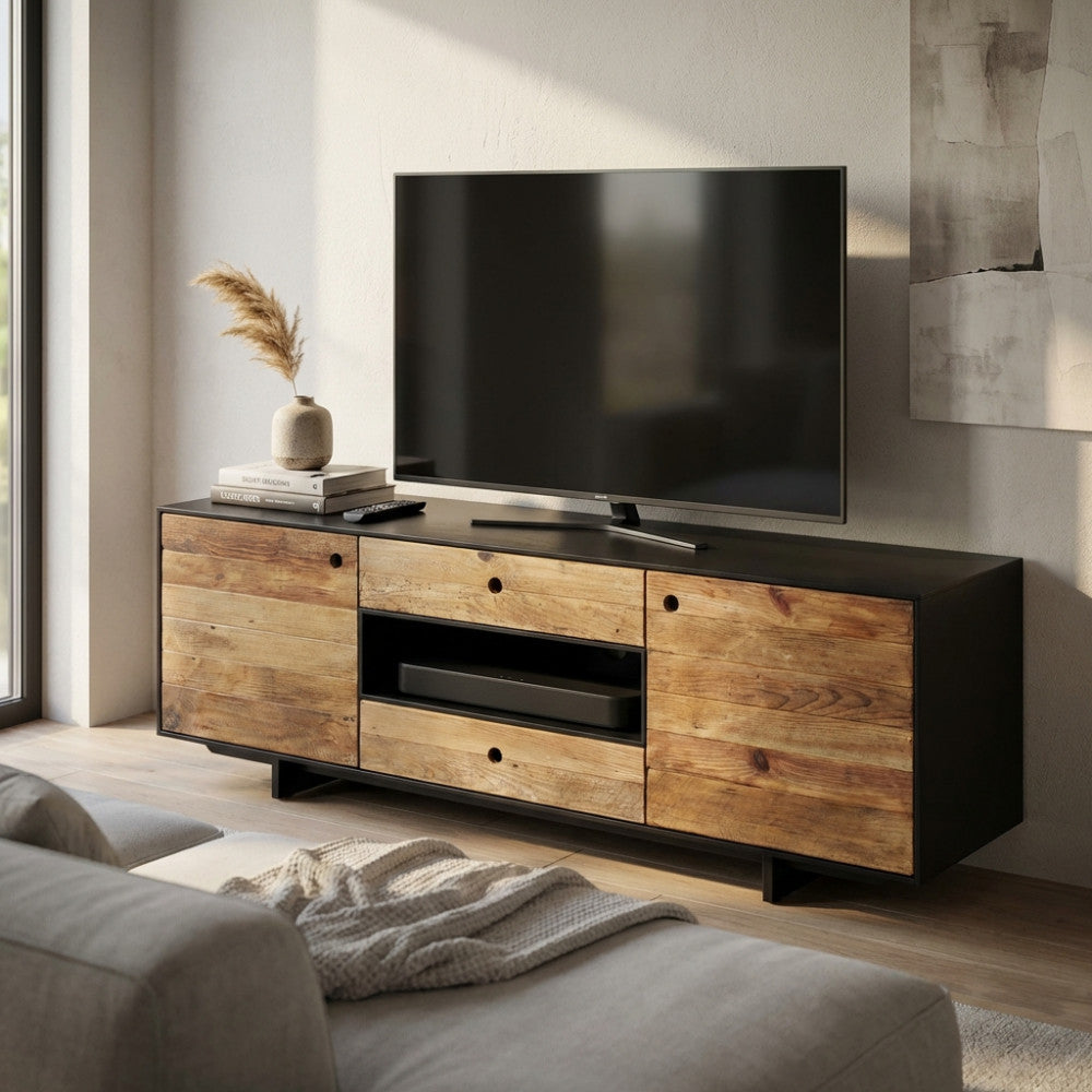 Porta TV Edgar in pino riciclato ambientato in un living luminoso con divano chiaro.