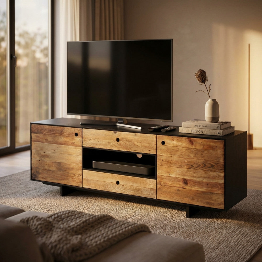 Dettaglio frontale del Porta TV Edgar in pino riciclato con televisore e decorazioni minimaliste.