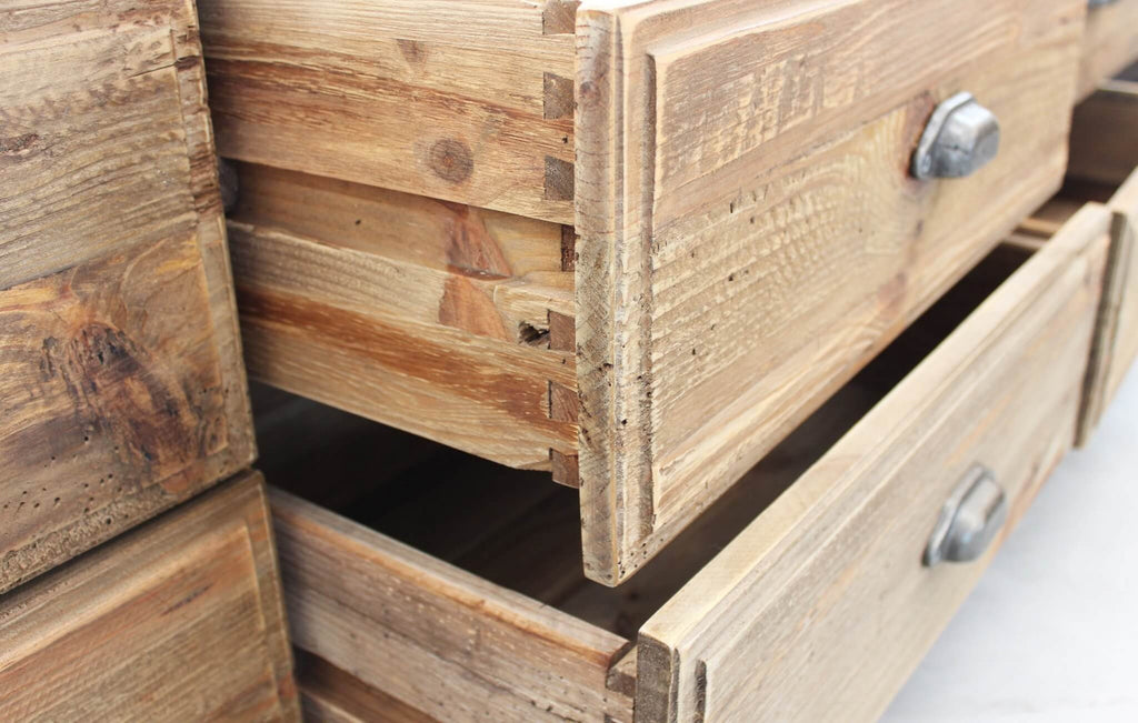 Dettaglio dei cassetti del Porta TV Godfrey, che mostrano la texture del legno riciclato e le maniglie discrete | Albert Stock