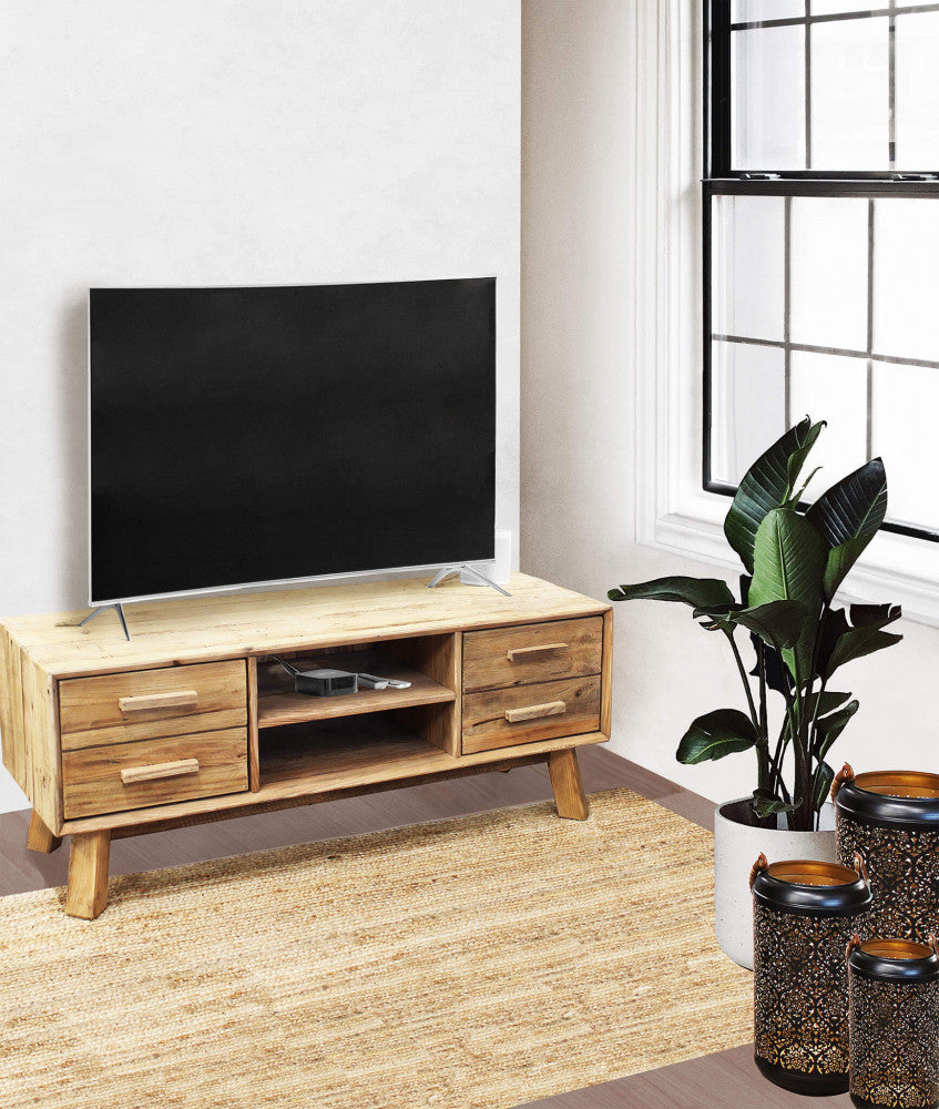 Ambientazione del Porta TV Roger in un living moderno con pianta ornamentale, lanterne decorative e grande schermo televisivo.