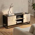 Porta TV Stanford in legno e metallo ambientato in un soggiorno luminoso con vaso decorativo.