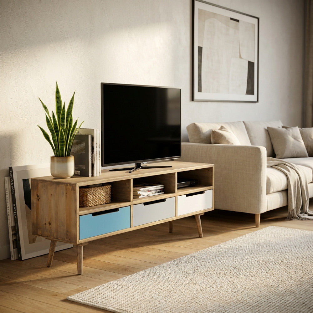 Vista angolare del porta TV Tiburg in MDF, che mostra i cassetti multicolor e i vani a giorno in un ambiente living.