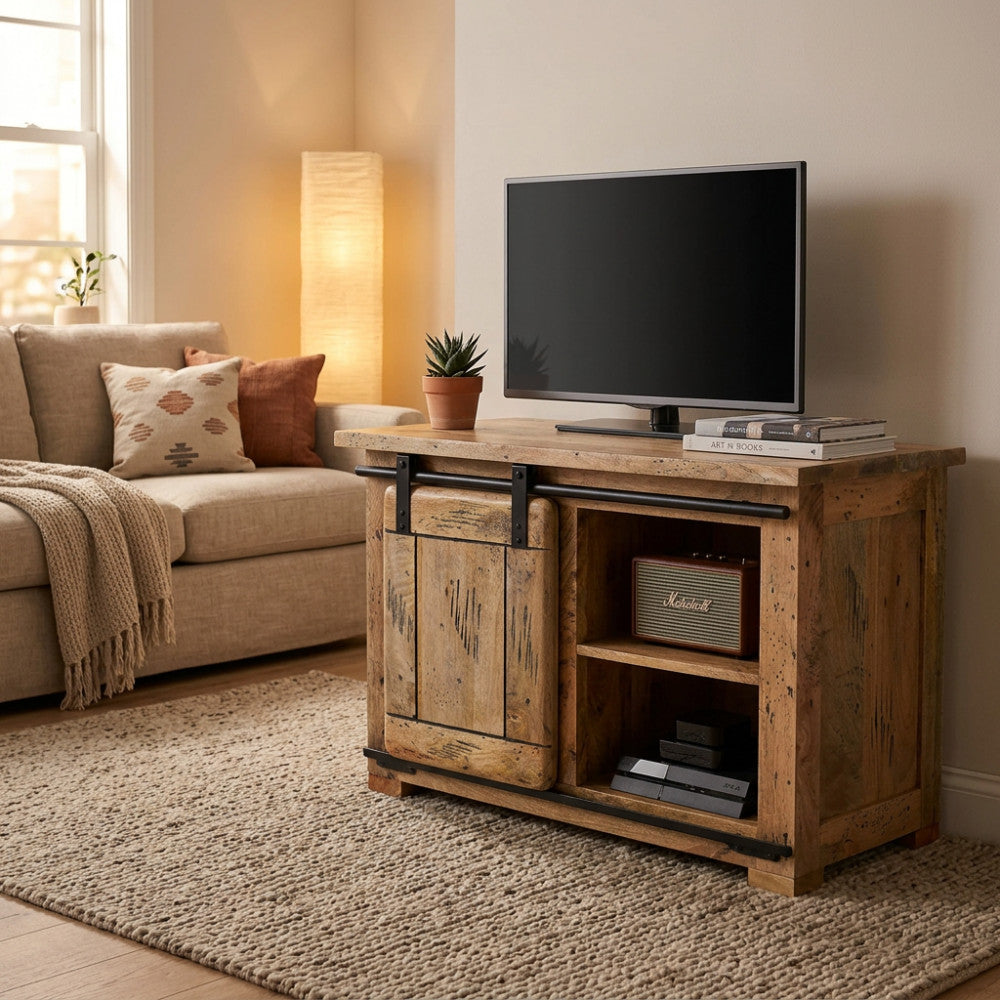 Porta TV Vaughan in legno marrone inserito in un soggiorno luminoso con divano beige.