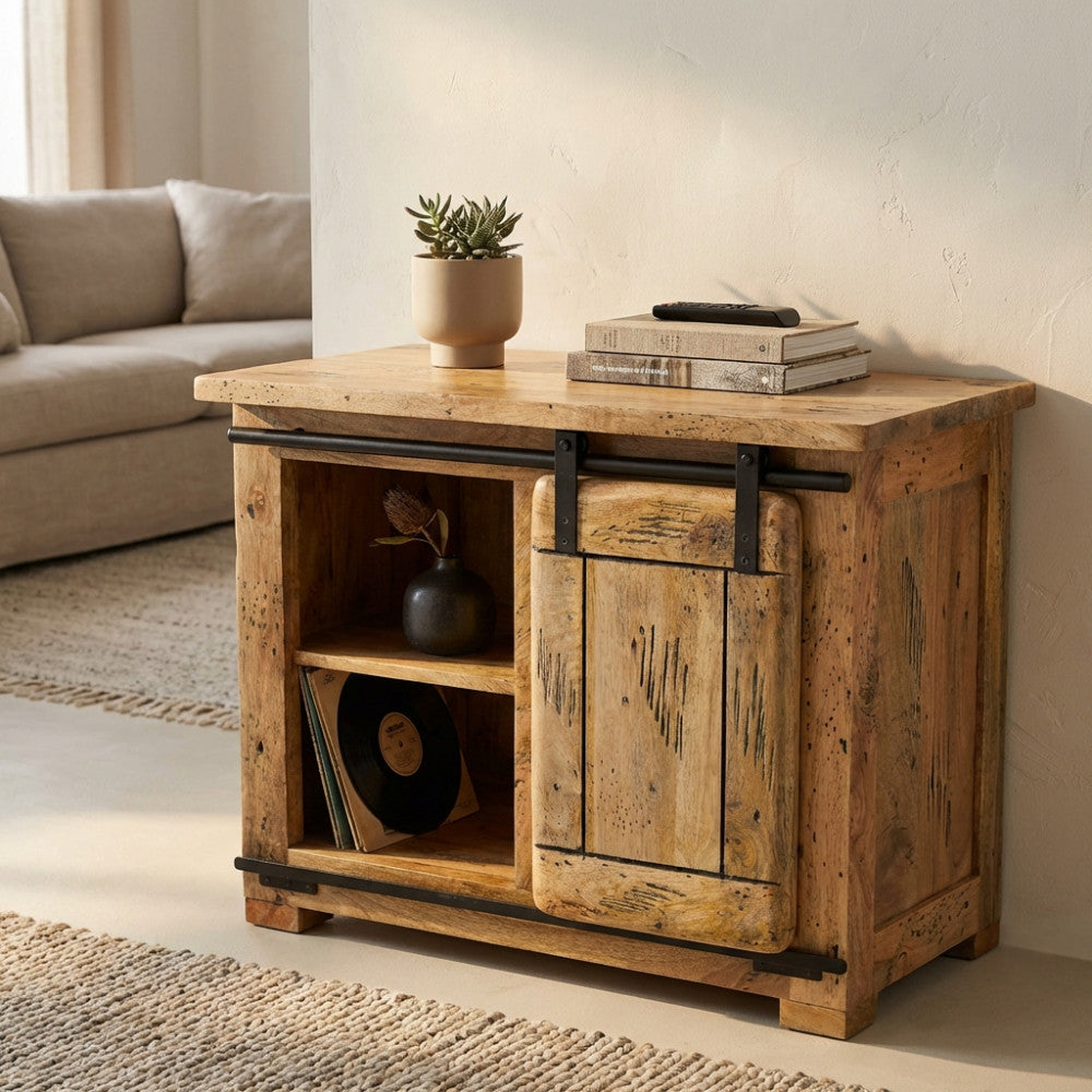 Porta TV Vaughan in legno con anta scorrevole chiusa a destra, decorato con piante e vinili.