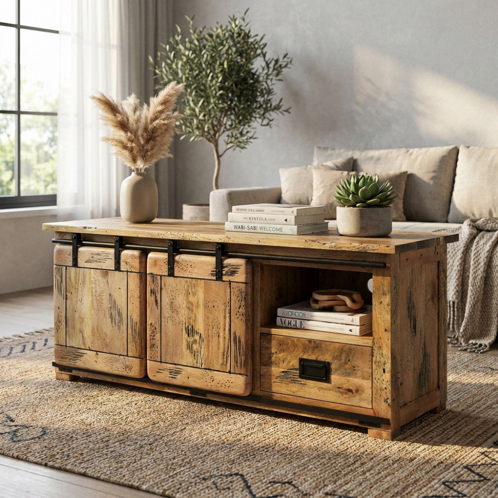 Porta TV Weldon in legno massello ambientato in un living moderno con dettagli rustici.
