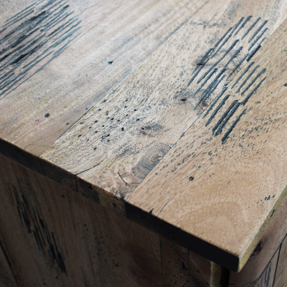 Dettaglio della superficie superiore in legno del Porta TV Weldon con venature e segni materici.