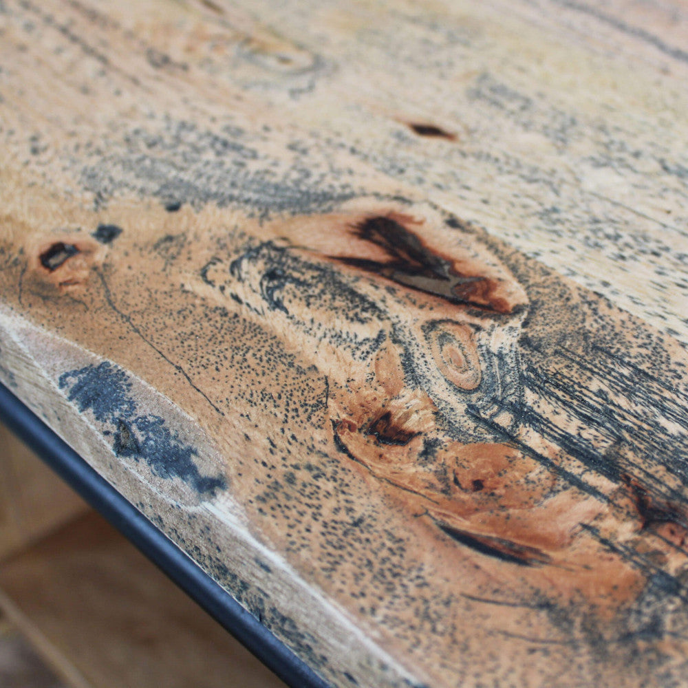 Macro fotografia dei nodi naturali e delle sfumature calde del legno marrone del Porta TV Weldon.