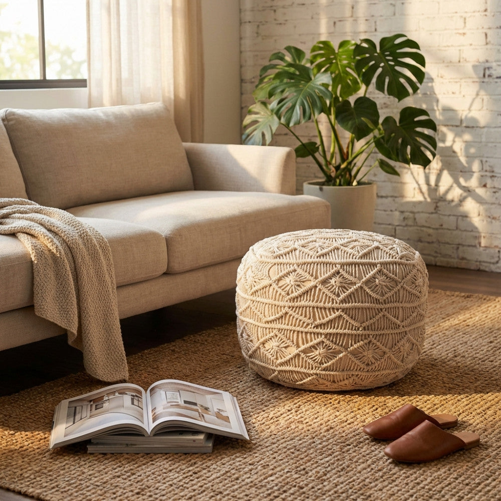 Pouf Bengasi in cotone bianco stile boho ambientato in un soggiorno luminoso con divano e tappeto in iuta.