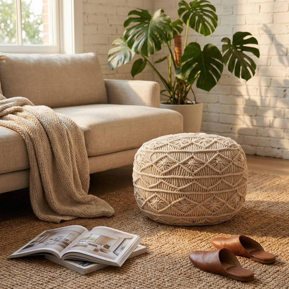 Vista angolare del pouf macramè Bengasi inserito in un contesto living rilassante con piante d'appartamento.