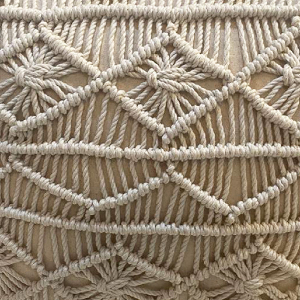 Dettaglio ravvicinato degli intrecci macramè in cotone bianco del pouf Bengasi, evidenziando la texture artigianale.